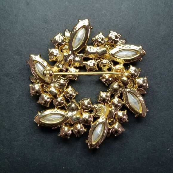 Vintage Dana Buchman Signed Gold Tone Green Rhinestone Pin Cluster Wreath Brooch - Picture 3 of 7
